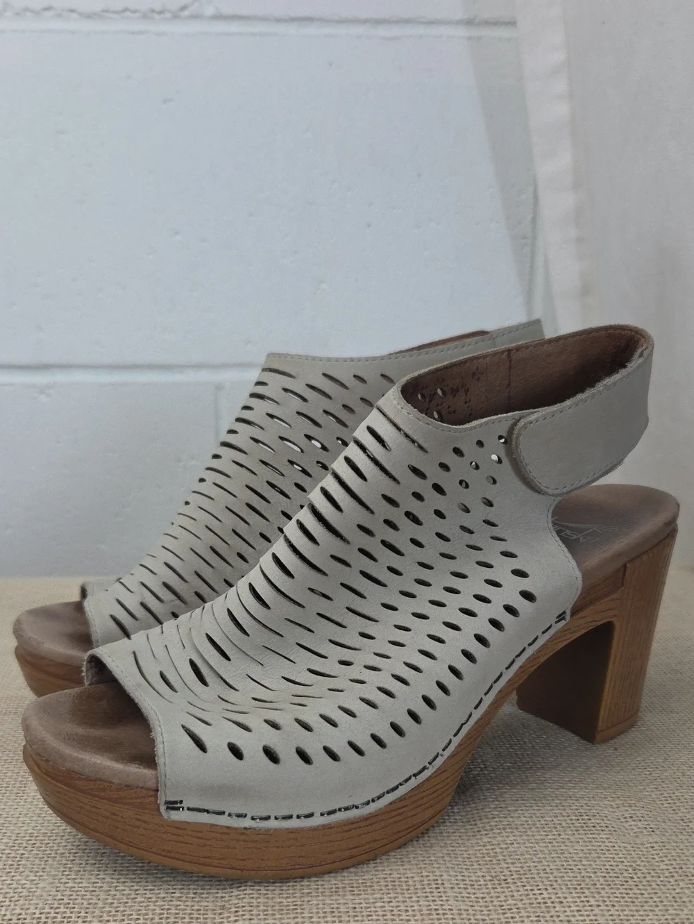 Dansko Danae Perforated Leather Slingback Block Heel Sandals in Oyster Sz37